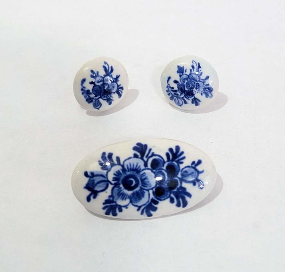 Delft Blue Porcelain Jewelry Set Oval Brooch & Screw Back Earrings Holland Vintg